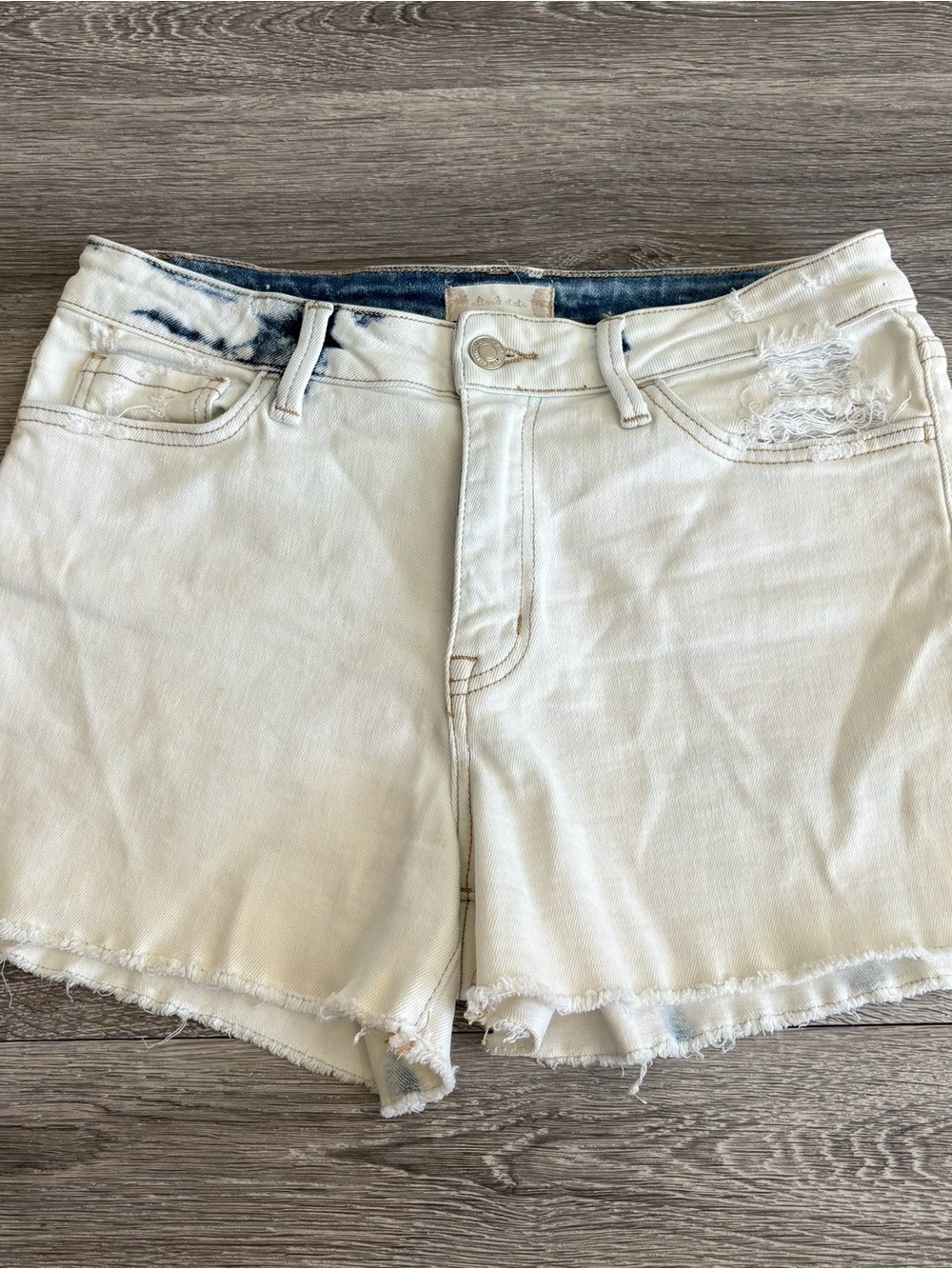 Altar’d State Bleach Wash White Distressed Frayed Hem Denim Shorts Size Medium